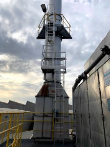 Scala con Gabbia per accesso e ispezione camino industriale