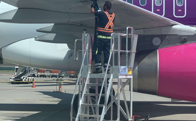 SCALA TRAINABILE PER RIFORNIMENTO AEROPORTI