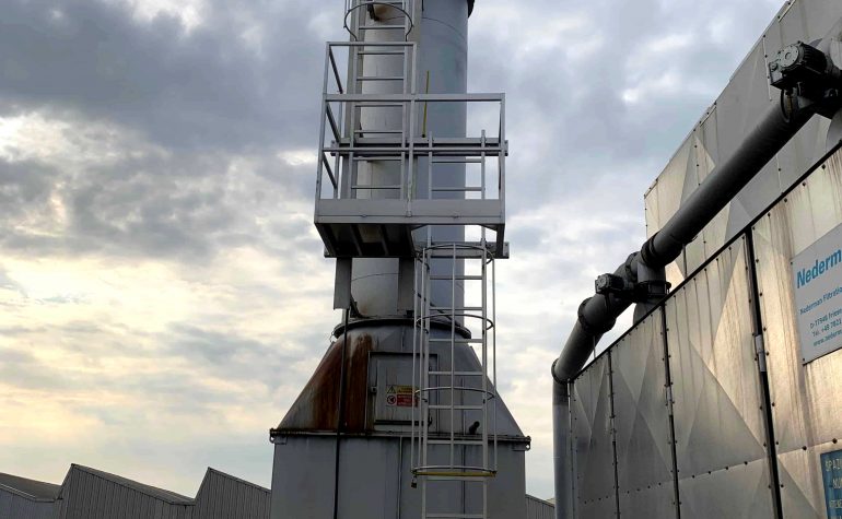 Scala alla marinara con Gabbia per accesso e ispezione camino industriale