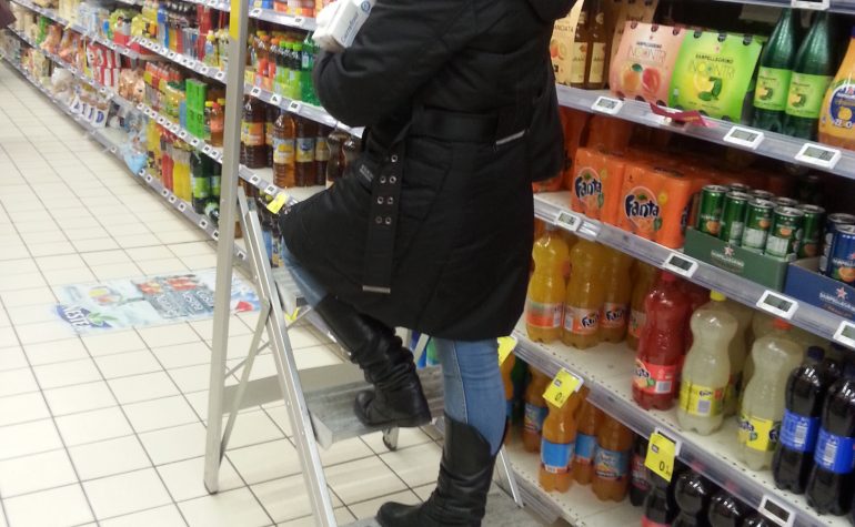 SGABELLO PIEGHEVOLE IDEALE PER MOVIMENTARE PRODOTTI SUGLI SCAFFALI, DOTATO DI MENSOLA PORTAOGGETTI