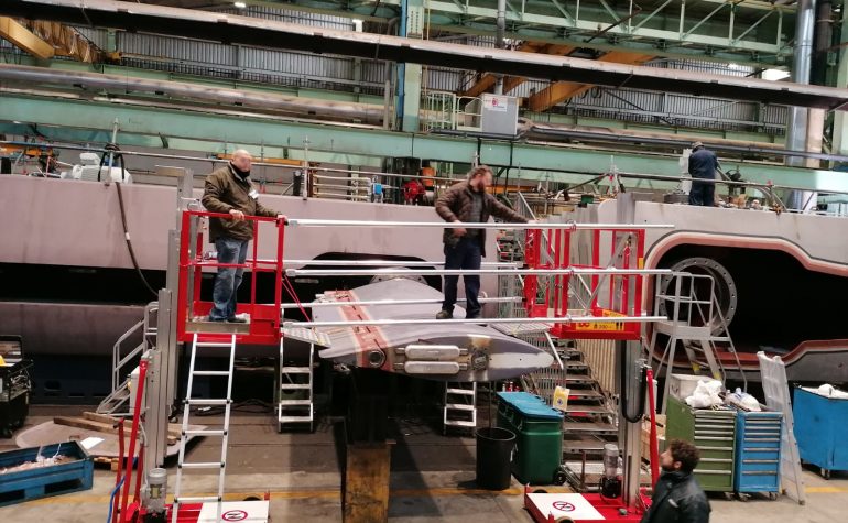 DOPPIA PIATTAFORMA ELEVABILE PER MANUTENZIONE PINNA STABILIZZATRICE NAVALE