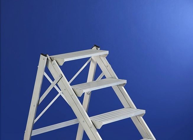 SGABELLO PIEGHEVOLE IDEALE PER MOVIMENTARE PRODOTTI SUGLI SCAFFALI