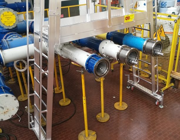 scala a ponte movibile su ruote per scavalco tubazioni