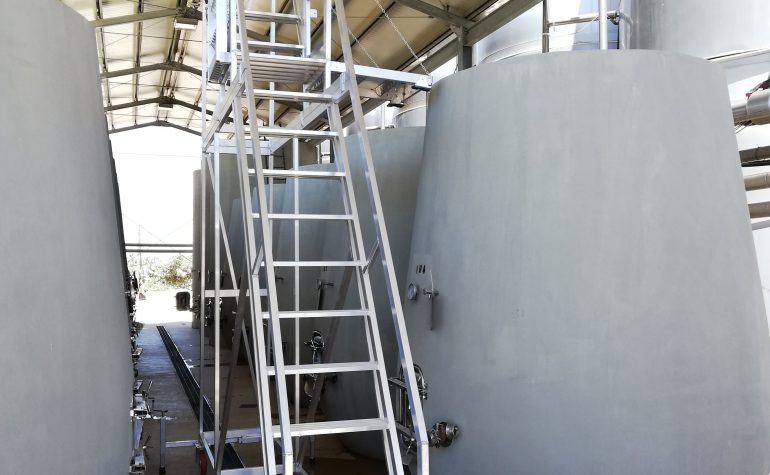 Scala speciale con pianetto ribaltabile per cantine