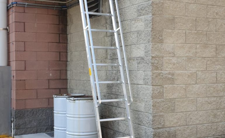Scala d’appoggio con mancorrenti di sicurezza e sistema di aggancio a soletta