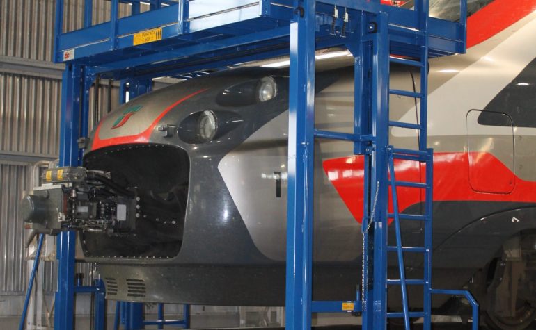 Piattaforma di lavoro regolabile in altezza per manutenzione locomotiva treni