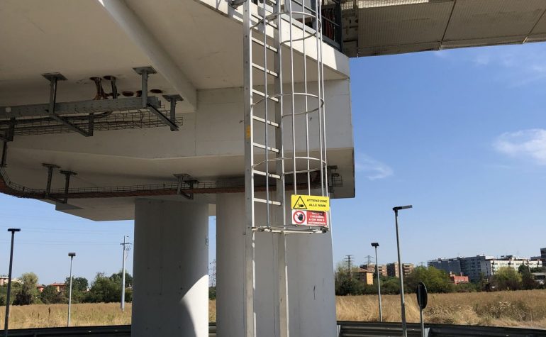 scala con gabbia di protezione per accesso a piano, dotata di staffe standard