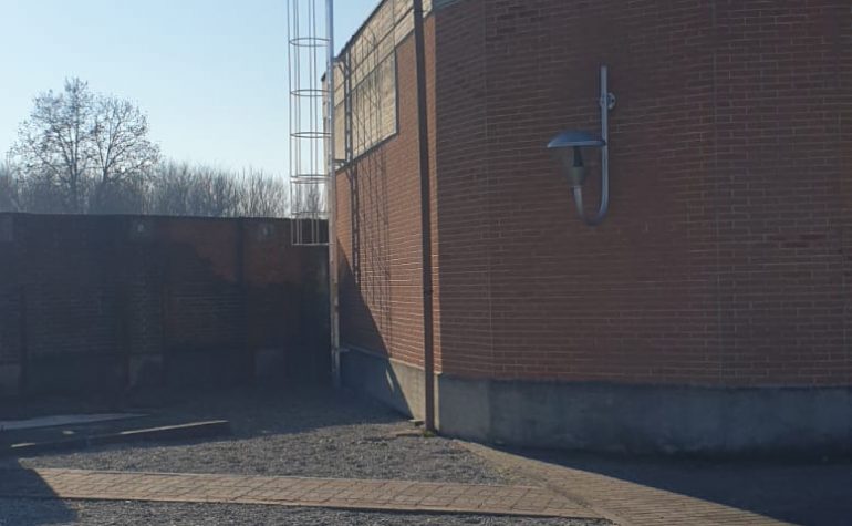 Scala con gabbia in alluminio e staffe standard di fissaggio a parete