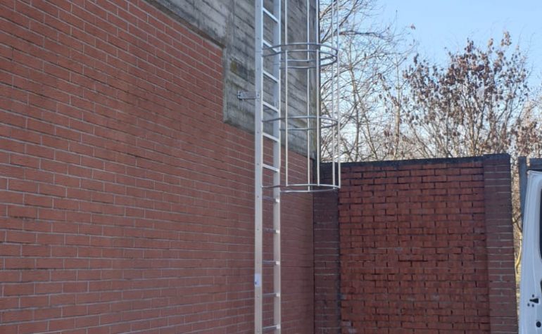 Scala con gabbia con staffe di fissaggio a parete standard