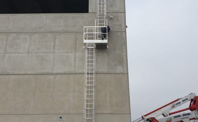 Scala con gabbia con piattaforma intermedia di riposo e piattaforma di sbarco