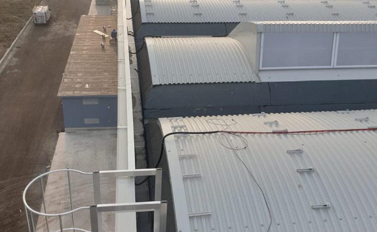 Scala con gabbia con piattaforma intermedia di riposo e piattaforma di sbarco