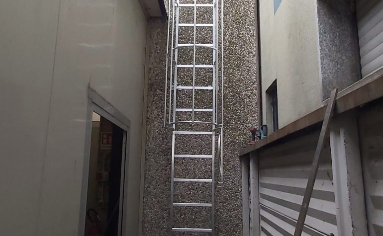 scala con gabbia con uscita lato sx