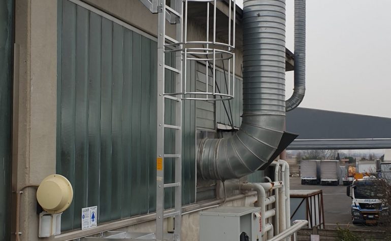scala con gabbia con staffe speciali e piattaforma frontale