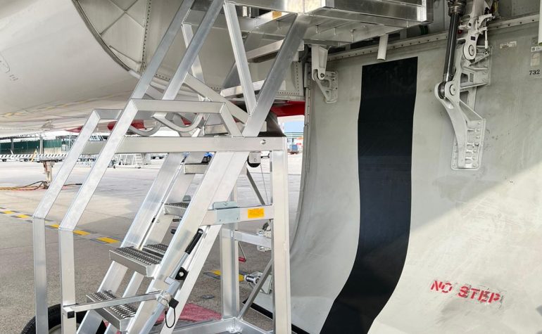 Scala regolabile in altezza per manutenzione vano carrello aeromobile
