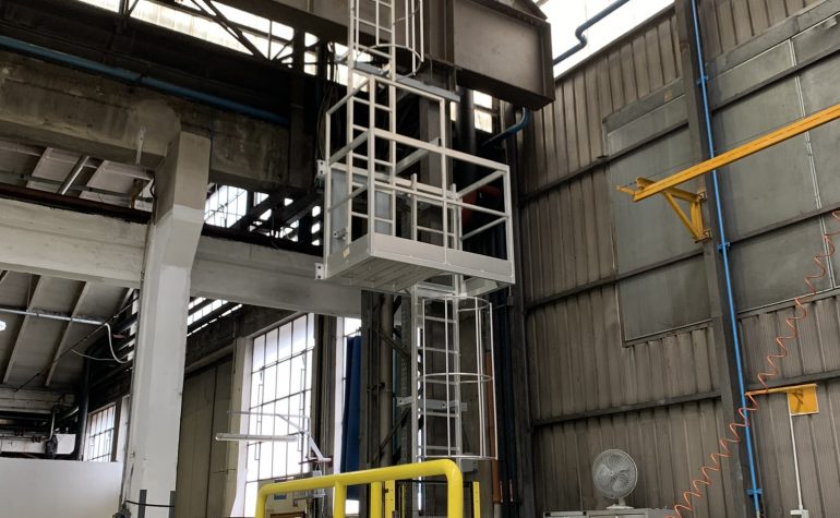 SCALA CON GABBIA PER CARROPONTE