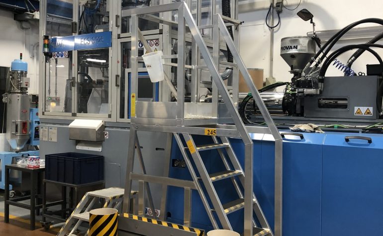 SCALA SPECIALE PER ACCESSO MACCHINA CON PIANO A BALZO