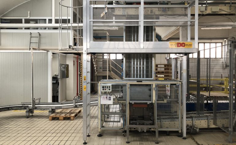 Pedana su misura con accesso tramite scala con gabbia