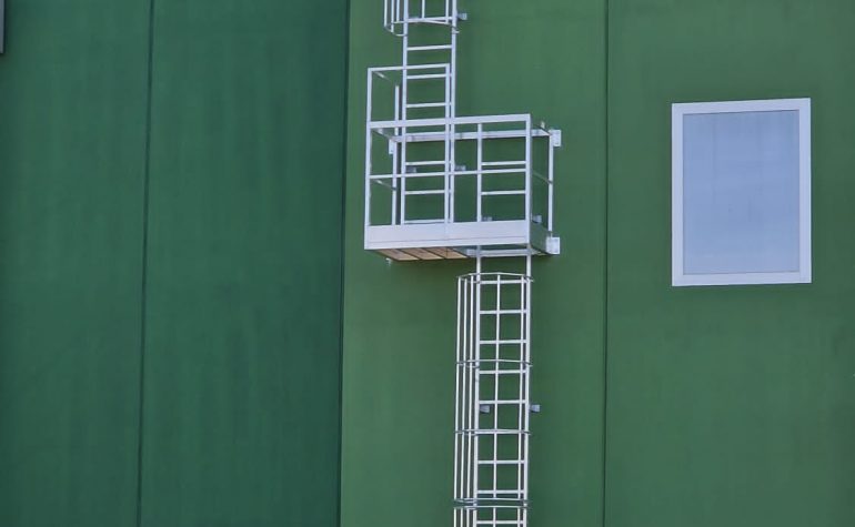 GABBIA CON PIATTAFORMA INTERMEDIA Aluminum roof access ladders