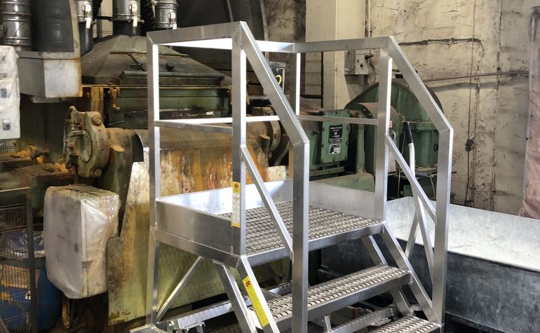GMG11 CON SISTEMA DI MOVIMENTAZIONE A LEVA, GRADINI E PIANO IN GRIGLIATO