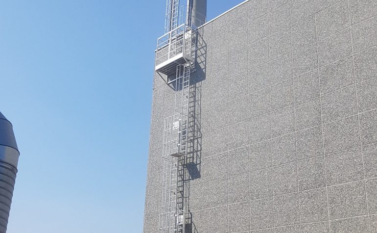 SCALA CON GABBIA SPECIALE CON PIATTAFORME INTERMEDIE SU MISURE