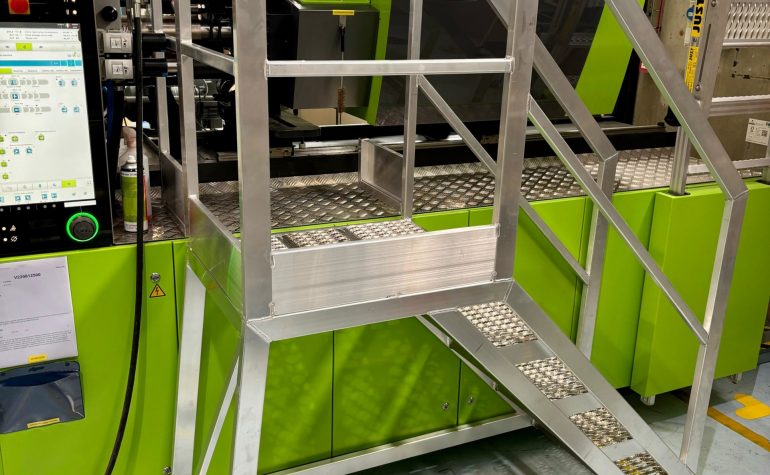 Scala per accesso tramoggia pressa iniezione