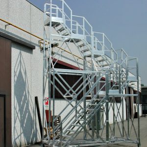 SCALA CON PIANI A VARIE ALTEZZA