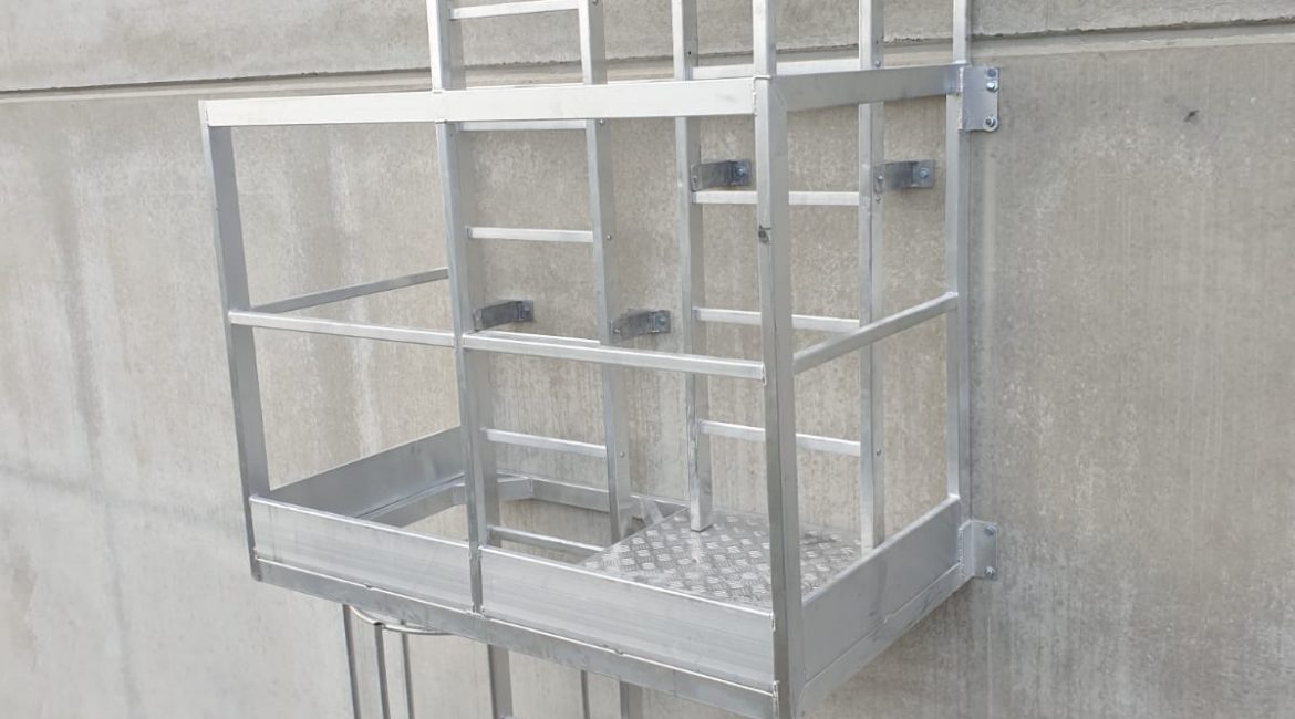 Scala con gabbia con piattaforma intermedia di riposo e piattaforma di sbarco