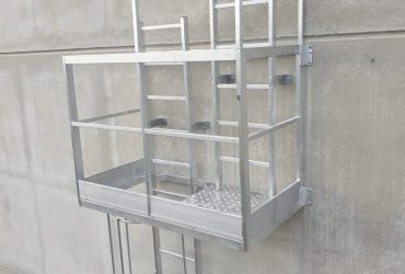Scala con gabbia con piattaforma intermedia di riposo e piattaforma di sbarco